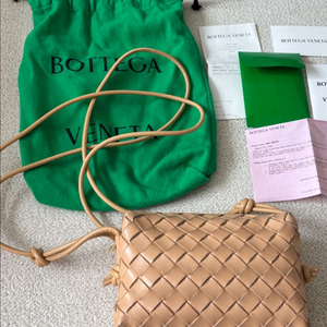 보테가베네타 미니루프 아몬드색상