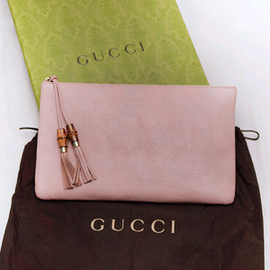 구찌 (GUCCI) 뱀부 테슬 페일핑크 토고가죽 클러치