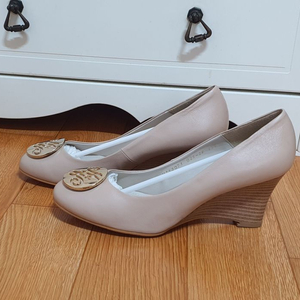 MORGAN 양가죽 골드장식 웨지힐/아이보리색상/새상품