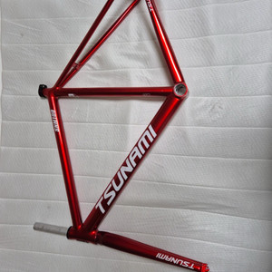 쓰나미레드와인 새상품팔아요 한번도안탔어요 이미지