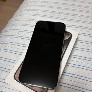 아이폰 15 PRO 256GB 내츄럴티타늄 팝니다.