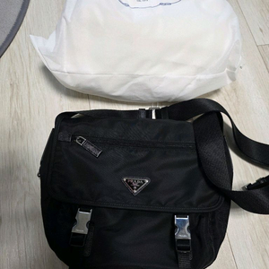 프라다 메신저백