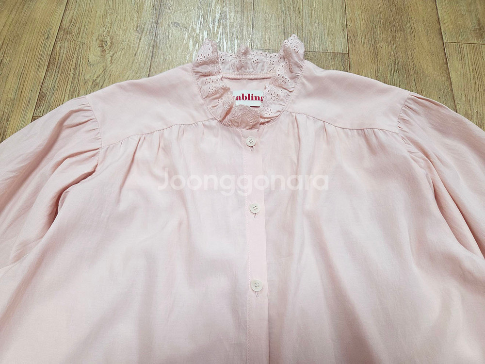 마블링마켓(mabling) 아일렛카라 블라우스 새상품--1