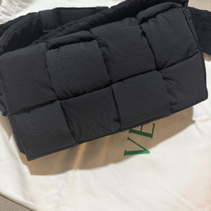 보테가베네타 패디드 카세트백