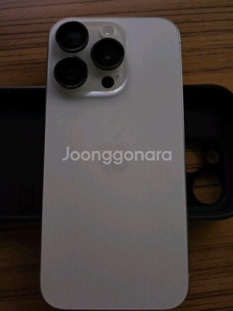 아이폰15 프로 화이트 128기가 팝니다--1