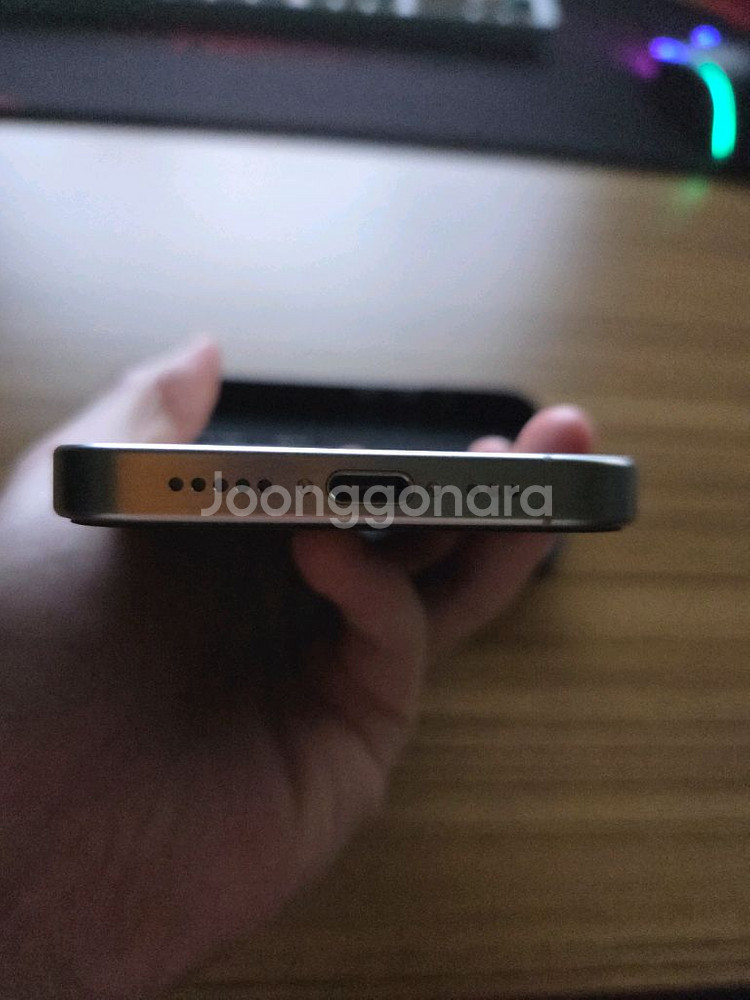 아이폰15 프로 화이트 128기가 팝니다--6