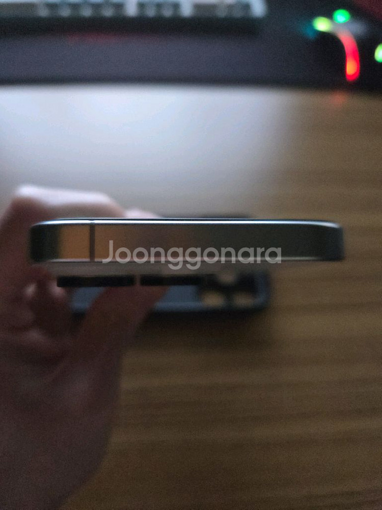 아이폰15 프로 화이트 128기가 팝니다--5