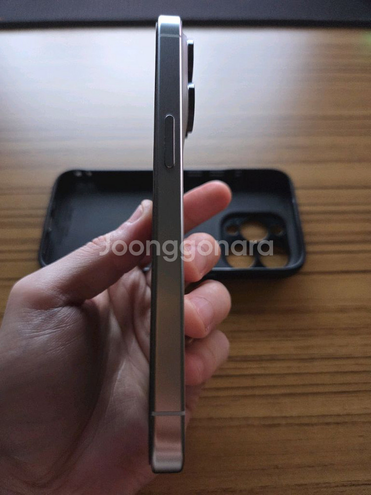 아이폰15 프로 화이트 128기가 팝니다--3