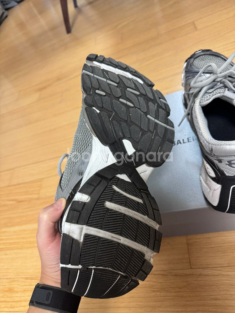 발렌시아가 스테이플러 스니커즈 그레이 42사이즈--2