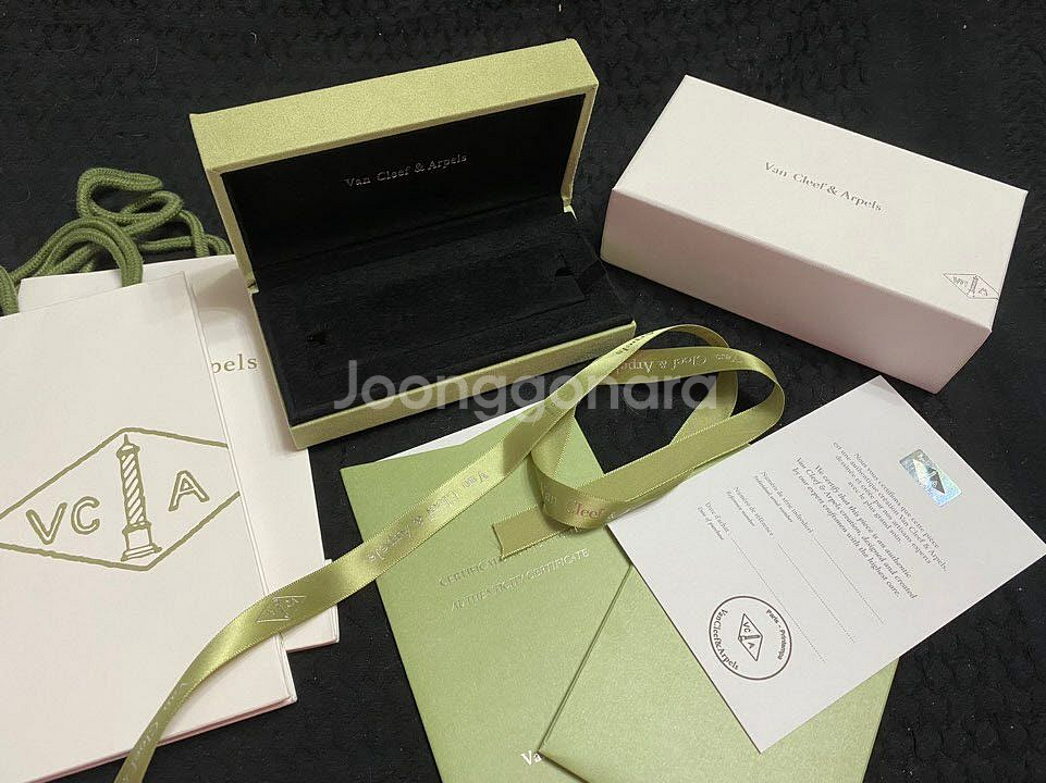 반클리프케이스 판매합니다--2