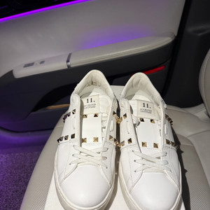 발렌티노 락스터드 스니커즈