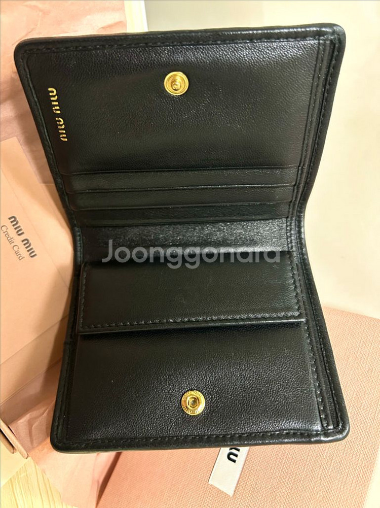 미우미우 마테라쎄 나파가죽 반지갑 풀박스 급처--2