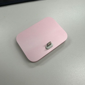 애플 라이트닝 충전독 팝니다.