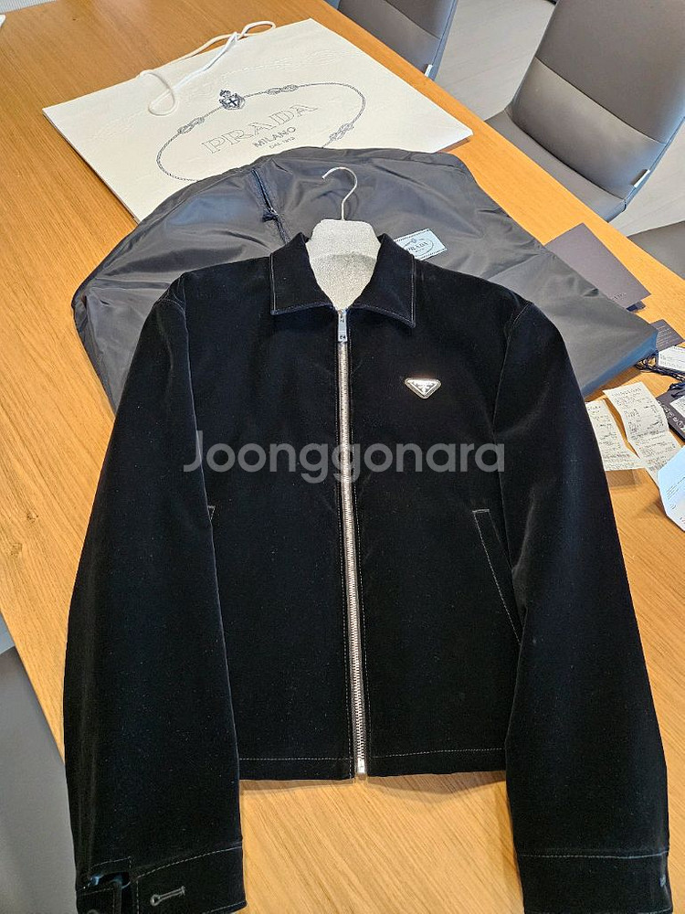[330만원] 프라다 벨벳 블루종 자켓 블랙 M--1