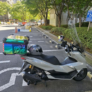 25년식 pcx125 풀옵션 팝니다(5300km)