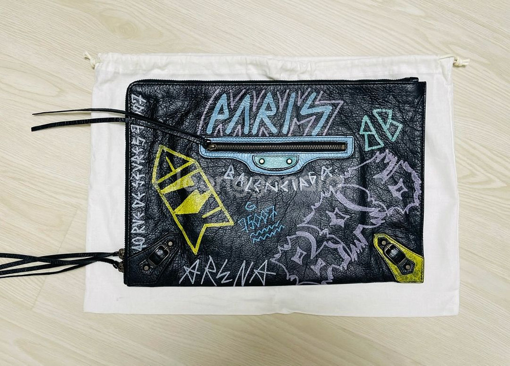 발렌시아가 그래피티 클러치--0