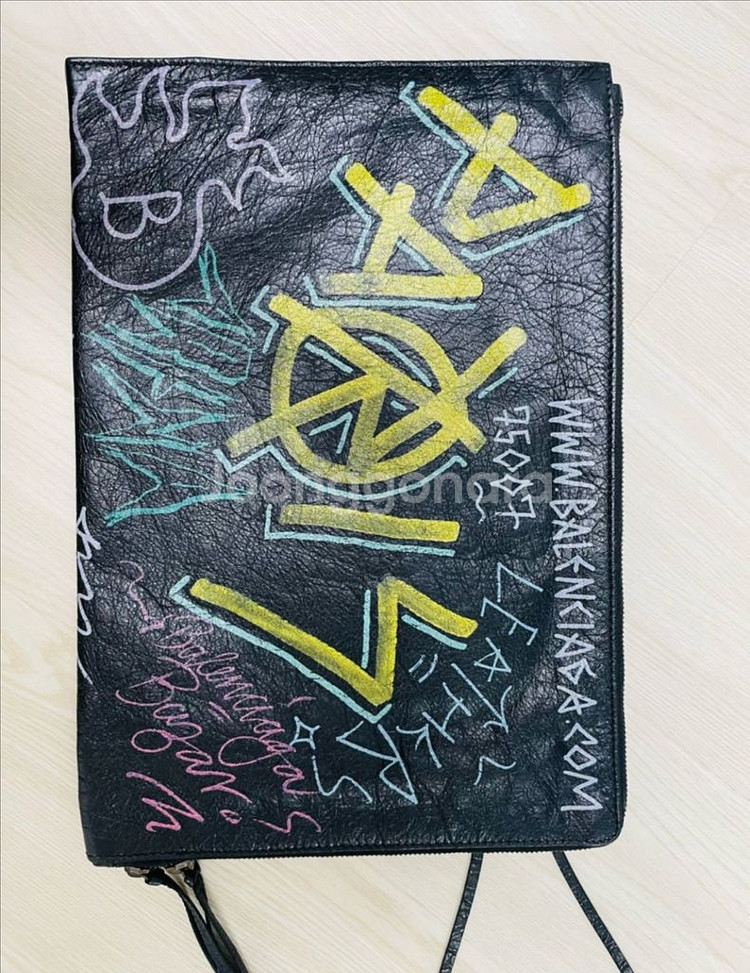 발렌시아가 그래피티 클러치--3