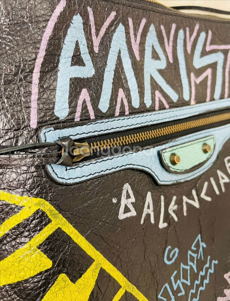 발렌시아가 그래피티 클러치--1