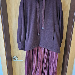 한섬 SJSJ 자주색 플리츠 원피스 팝니다