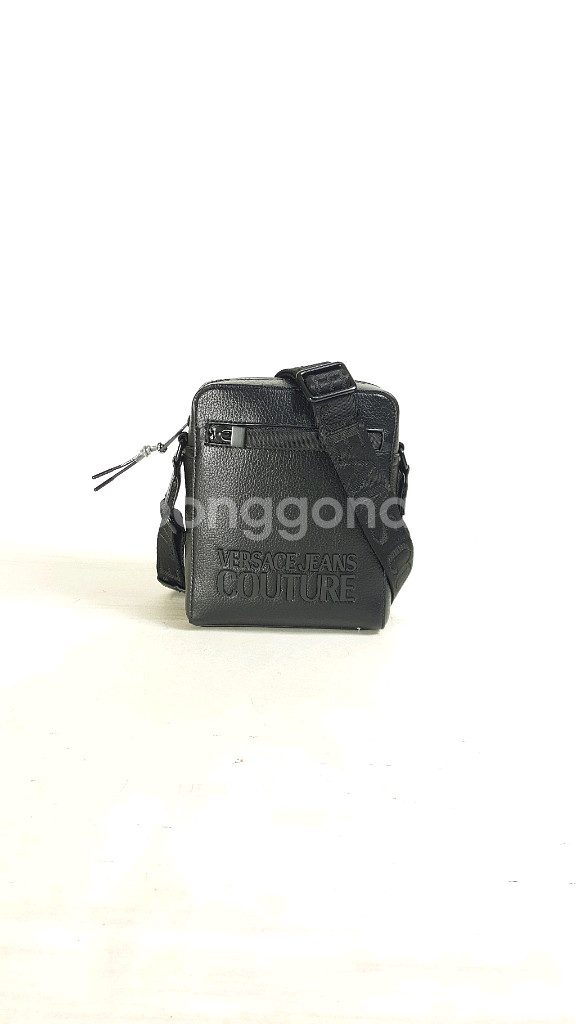 베르사체진스 엠보싱 로고 검정 가죽 남성 메신저백--0