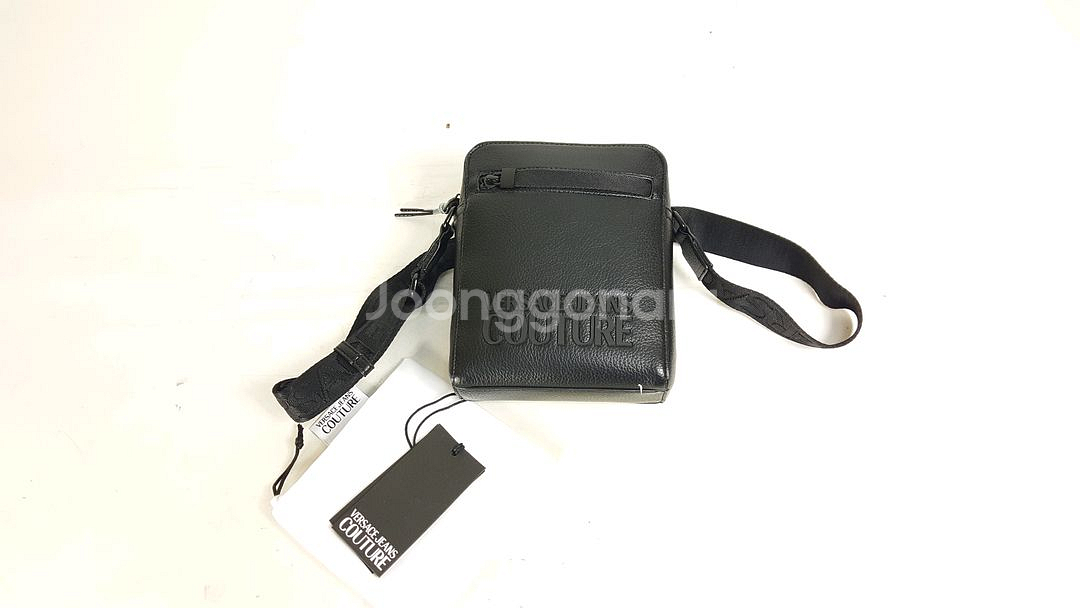 베르사체진스 엠보싱 로고 검정 가죽 남성 메신저백--5