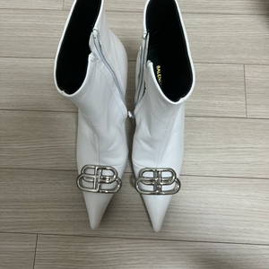 발렌시아가 화이트 부티힐 230