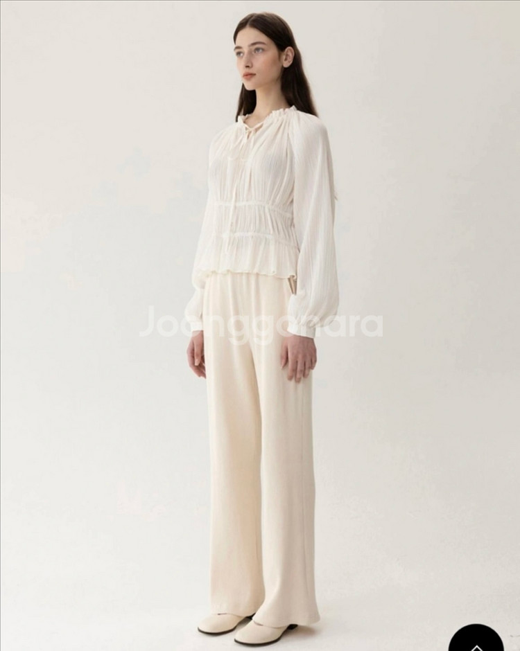 킨더살몬 FW23 Shirring Blouse 블라우스--1