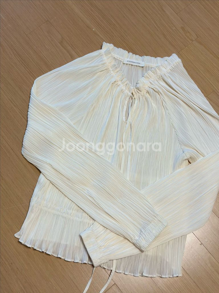 킨더살몬 FW23 Shirring Blouse 블라우스--3