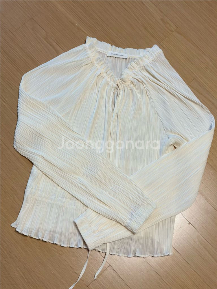 킨더살몬 FW23 Shirring Blouse 블라우스--4