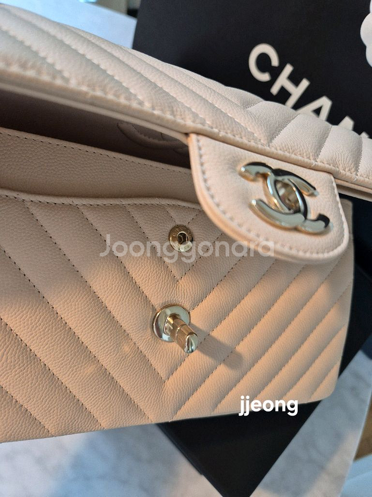 샤넬 클래식 스몰 베이지 쉐브론--2