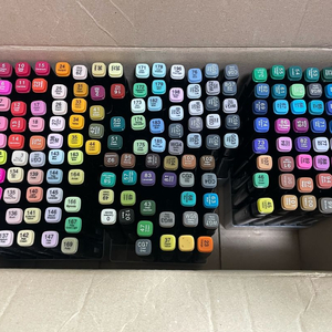 마카 터치쿨 240색 정도 판매합니다.