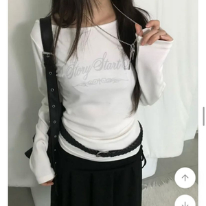 에이블리 레터링 입술넥 원숄더 긴팔 티셔츠 (새상품)