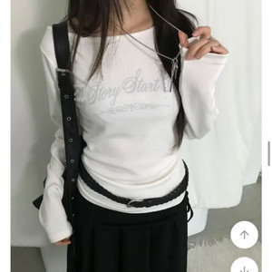 에이블리 레터링 입술넥 원숄더 긴팔 티셔츠 (새상품)