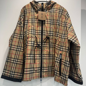 버버리 바람막이 미착용