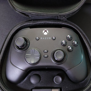 레이저 무선 게임패드 울버린 V3 PRO Xbox