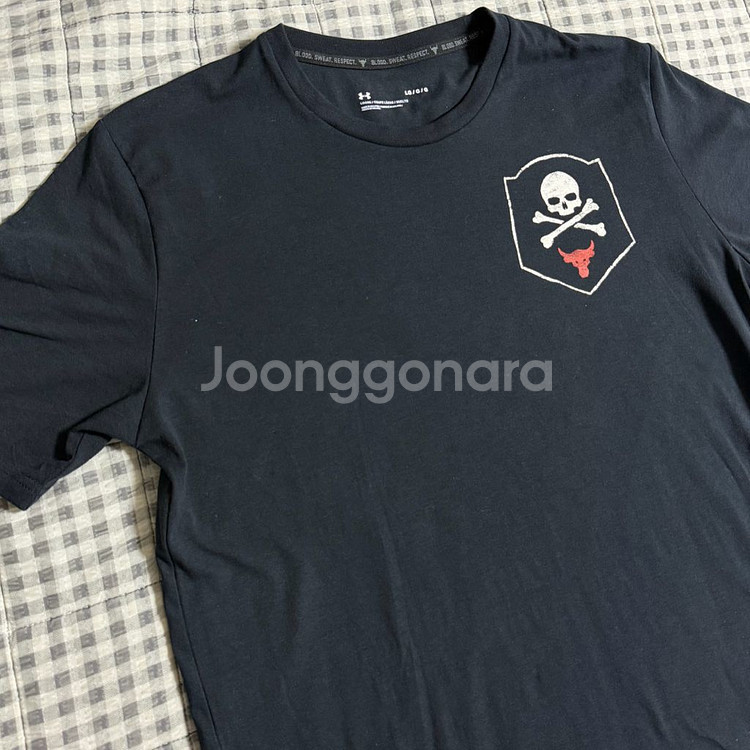 (L) 언더아머 프로젝트 락 스컬 블랙 반팔티--2