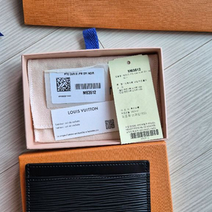루이비통 에피 카드 홀더 M63512 팝니다.