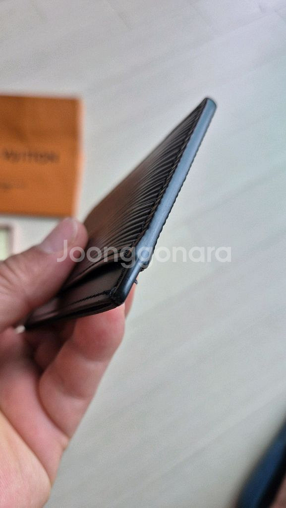 루이비통 에피 카드 홀더 M63512 팝니다.--5