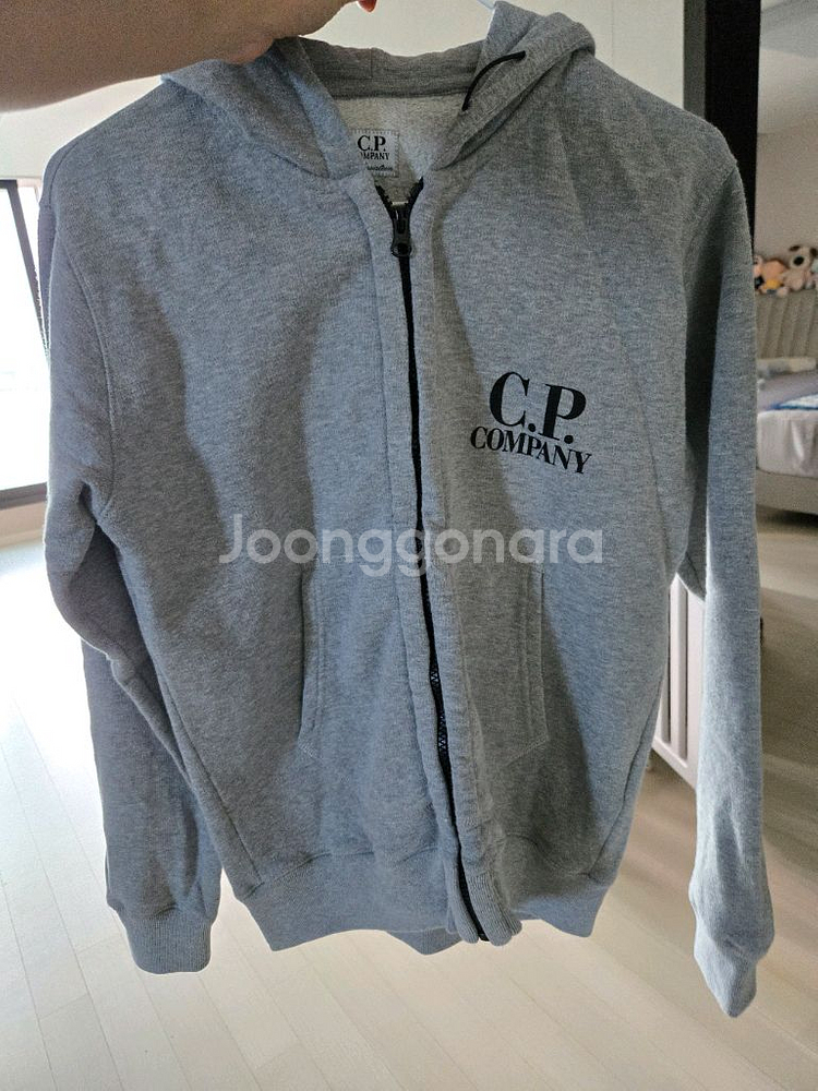 CP컴퍼니 키즈 후드 고글 집업 12Y사이즈 판매해요~--0