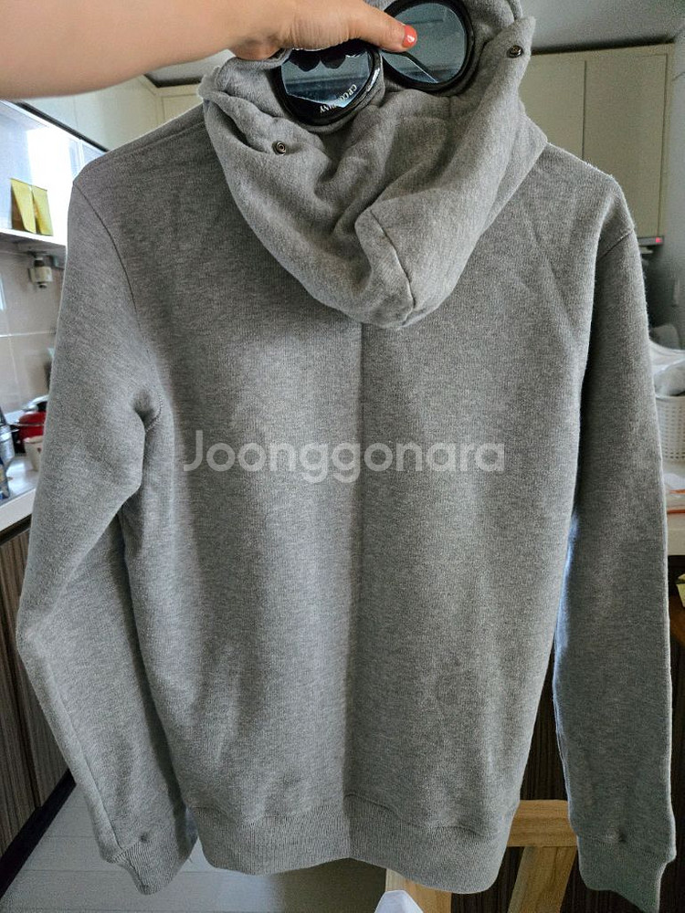 CP컴퍼니 키즈 후드 고글 집업 12Y사이즈 판매해요~--1