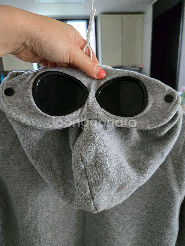 CP컴퍼니 키즈 후드 고글 집업 12Y사이즈 판매해요~--3