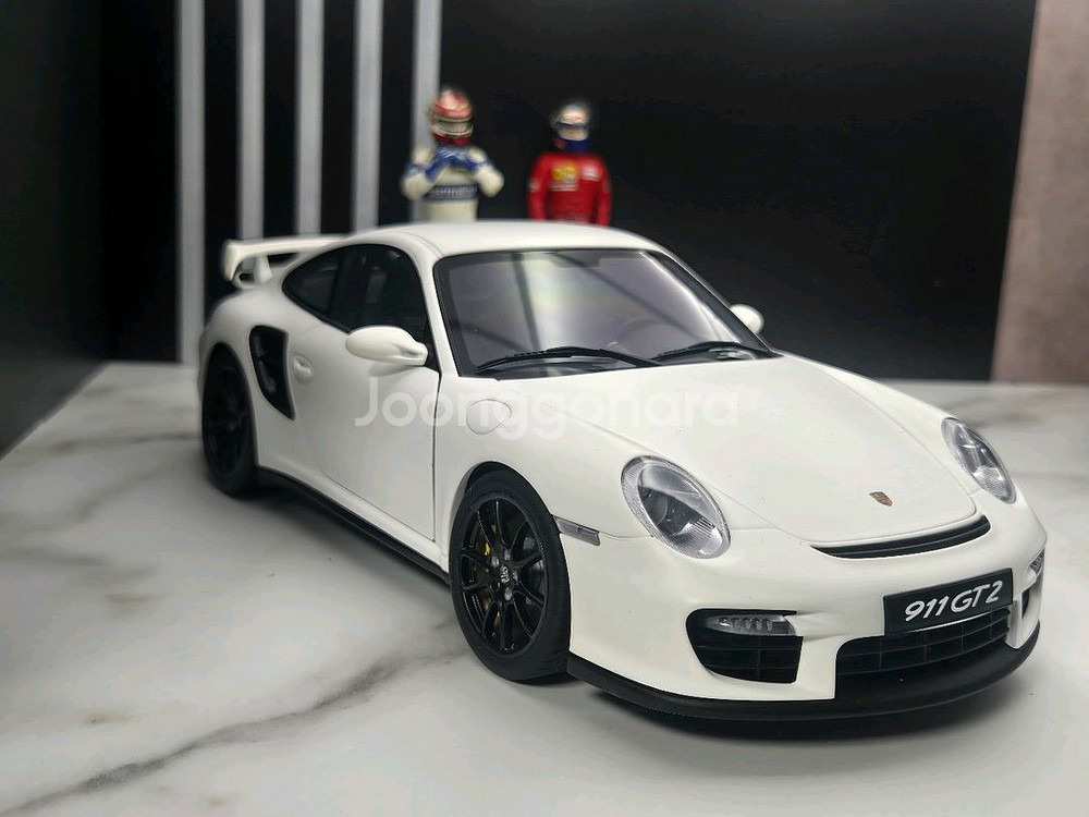 1:18 오토아트 997GT2 화이트 다이캐스트팝니다.--0