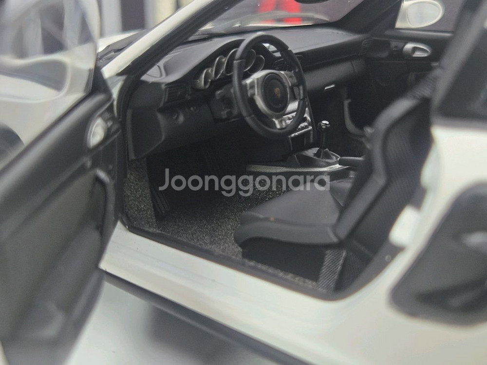 1:18 오토아트 997GT2 화이트 다이캐스트팝니다.--3