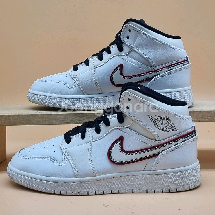 나이키 에어 조던 1 레트로 미드 225--0