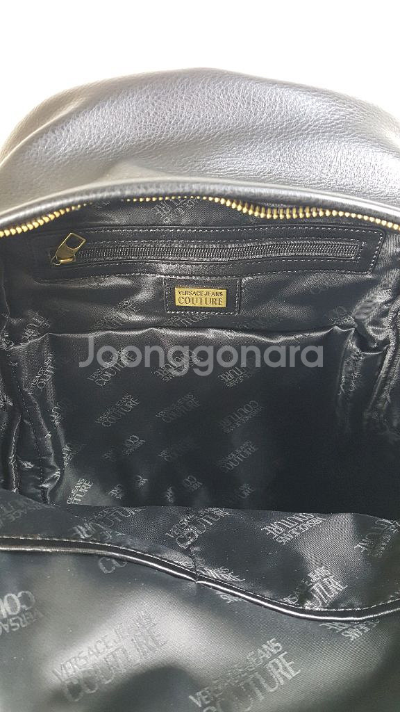 베르사체진스 엠보싱 로고 검정 가죽 남성 백팩--5