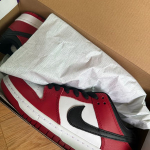 덩크로우 시카고 250 판매합니다.