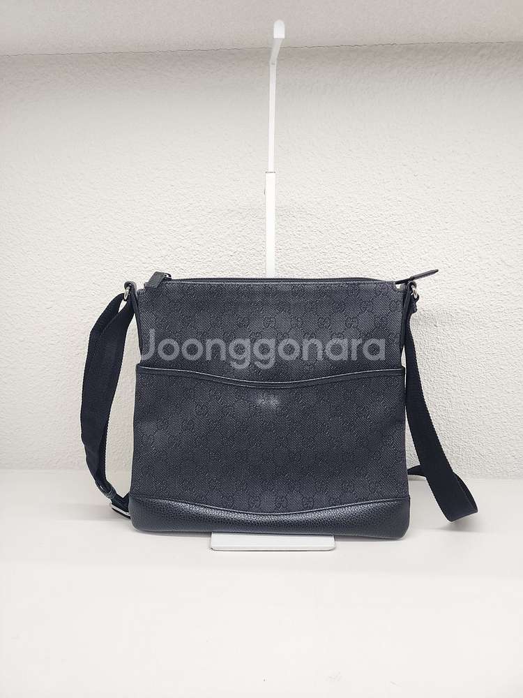 구찌 블랙 GG 로고 PVC 크로스백 509635--0