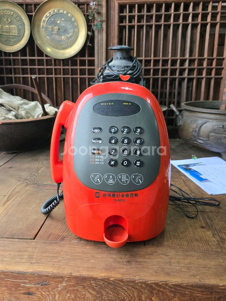 빨강색 공중전화기--0