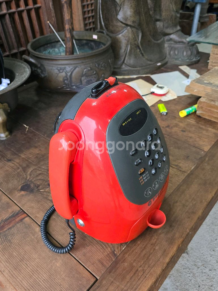 빨강색 공중전화기--1