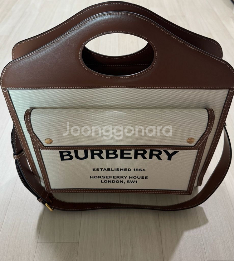 버버리 투톤 캔버스 포켓백 미디움사이즈 판매합니다.--0